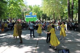 К Победе шли с песнями! Фронтовая бригада отдела по делам молодежи Бишкекской и Кыргызстанской епархии поздравила горожан с днем Великой Победы
