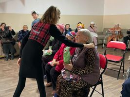 «Именинники месяца»: воспитанники воскресной школы поздравили пожилых людей в доме престарелых