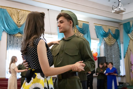 «Танцы Победы мира». В епархии прошёл Пасхальный молодёжный бал