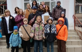 Добро, которое греет сердца. Дети воскресной школы Владимирского храма посетили дом престарелых